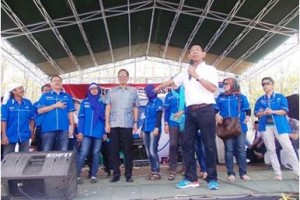 Caleg DPR RI, Nuridin Sumawinata saat berorasi pada putaran akhir kampanye Partai Demokrat.
